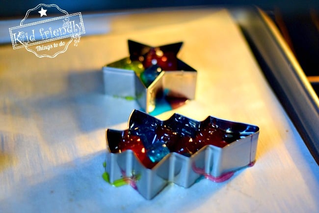 Melted Jolly Rancher Ornaments - A Fun Christmas Craft - Love these! Such a fun DIY for you to make with the kids. www.kidfriendlythingstodo.com