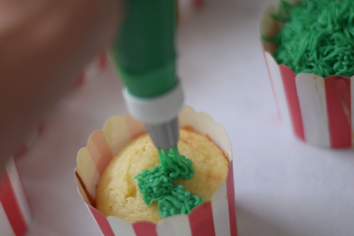 making grass tipped frosting